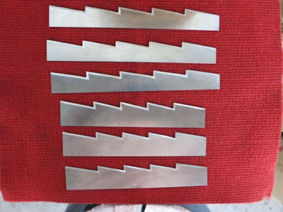 Langes gerades Messer mit Wellenschliff